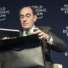 El presidente de Iberdrola, José Ignacio Sánchez Galán, durante una mesa redonda en la primera jornada del Foro Económico Mundial (WEF), en Davos (Suiza). EFE/Jean-Christophe Bott
