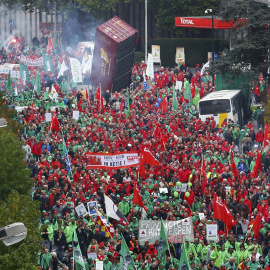 Miembros de los sindicatos marchan por el centro de Bruselas durante una protesta contra las reformas y recortes del gobierno belga.- REUTERS/Yves Herman