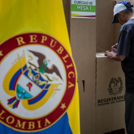 Una persona vota en el plebiscito de apoyo o rechazo al acuerdo de paz firmado en Colombia entre el Gobierno y las FARC. EFE/MIGUEL GUTIERREZ