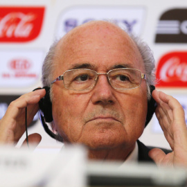 Foto de archivo de una rueda de prensa de Blatter con anunciantes a su espalda. /REUTERS