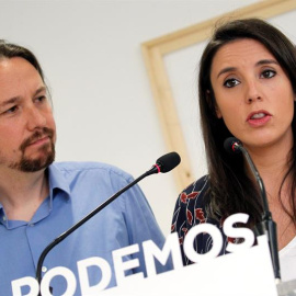El secretario general de Podemos, Pablo Iglesias, y la portavoz parlamentaria, Irene Montero, durante su comparecencia hoy en rueda de prensa, en la que han anunciado que someterán sus cargos a la decisión de los inscritos de Podemos, tras 