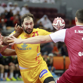 Cañellas intenta un lanzamiento ante Capote y Markovic. REUTERS/Mohammed Dabbous