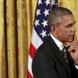 U.S. President Barack Obama listens as he is introduced to speak at the White House Summit on Worker Voice in Washington October 7, 2015. REUTERS/Kevin Lamarque