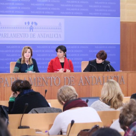 La secretaria general de Podemos en Andalucía, Teresa Rodríguez, junto a las diputadas Carmen Lizárraga y Esperanza Gómez (derecha). EFE