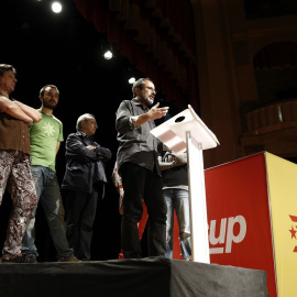 El cabeza de lista de la CUP, Antonio Baños, y otros miembros de la formación, en la durante la rueda de prensa ofrecida tras las elecciones del 27-S. EFE/Jesús Diges