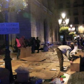 L'acampada a la plaça Universitat es trasllada a la plaça Sant Jaume.