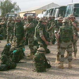 Militares españoles, a su llegada a Base España en Diwaniya (Irak), en 2004. EFE