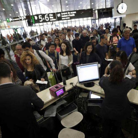 Cientos de pasajeros se agolpaban esta mañana en la estación de Sants de Barcelona a la espera de información. / ALBERTO ESTÉVERZ (EFE)