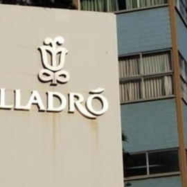 Logo de Lladró en su sede. E.P