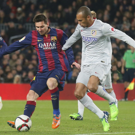 Messi y Miranda, durante el partido. REUTERS/Albert Gea