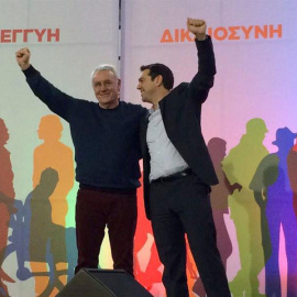 Cayo Lara apoyar al líder de Syriza, Alexis Tsipras, en Patras. / EFE