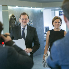Fotografía facilitada por el PP del jefe del Ejecutivo en funciones y presidente del partido, Mariano Rajoy, y la secretaria general, María Dolores de Cospedal, a su llegada esta mañana a la reunión del Comité de Dirección del Partido Popul