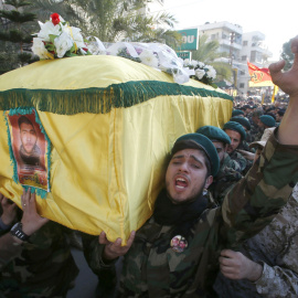 Miembros de Hizbolá cargan con el ataúd de uno de los milicianos muertos en el ataque de Israel. REUTERS