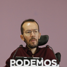 El secretario de Organización de Podemos, Pablo Echenique, durante la rueda de prensa que ha ofrecido  tras la reunión del Consejo de Coordinación de su partido. EFE/Ballesteros