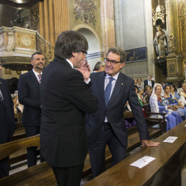 El presidente de la Generalitat de Catalunya, Carles Puigdemont, habla con el ex presidente Artur Mas. EFE