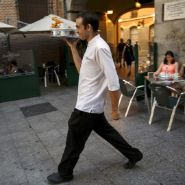 Un camarero en el centro de Madrid. REUTERS