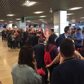 Imagen de las colas en el aeropuerto de Barajas. EUROPA PRESS/Cedida