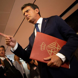 El ex primer ministro francés Manuel Valls y concejal del ayuntamiento de Barcelona, durante la rueda de prensa que ha ofrecido en el consistorio barcelonés donde ha cargado contra Ciudadanos. EFE/ Enric Fontcuberta