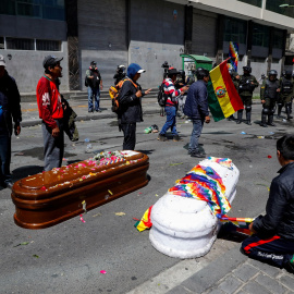 21/11/2019 - Ataúdes en el suelo tras una carga policial en Bolivia durante una marcha fúnebre. / REUTERS - MARCO BELLO