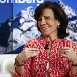 La presidenta del Banco Santander, Ana Patricia Botin, durante su intervención en el foro de Davos. REUTERS/Ruben Sprich
