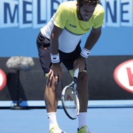 Feliciano López, con gestos de dolor y cansancio, en su partido contra Mannarino. /EFE