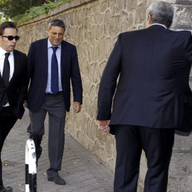 El presidente de El Corte Inglés, Dimas Gimeno, llega a la capilla ardiente de Isidoro Álvarez. EFE