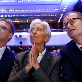 La presidenta del BCE, Christine Lagarde, en medio de los consejeros delegados de Deutsche Bank, Christian Sewing,, y de Commerzbank, Martin Zielke en el Congreso Bankario de Fráncfort. REUTERS/Ralph Orlowski