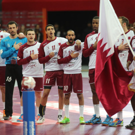 Los jugadores de Qatar, durante el himno nacional antes del partido contra España. KARIM JAAFAR / AFP