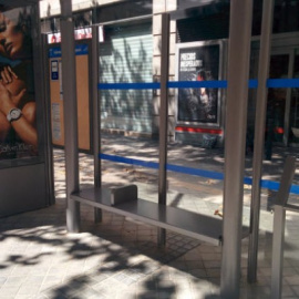 Una de las nuevas marquesinas de Madrid con separador en el asiento / EFE