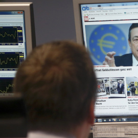 Un operador de la bolsa de Fráncfort observa las noticias sobre la decisión del BCE de mantener los tipos de interés y de iniciar un programa de compra de deuda soberana. REUTERS/Ralph Orlowski