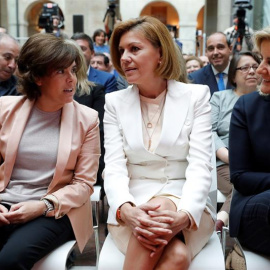 De izquierda a derecha la vicepresidenta del Gobierno, Soraya Sáenz de Santamaría, la ministra de Defensa, María Dolores de Cospedal, y la ministra de Empleo y Seguridad Social, Fátima Báñez, durante el acto de toma de Posesión de Ángel Gar