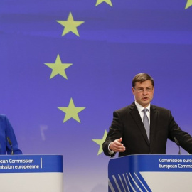 La comisaria europea de Política Regional, Corina Cretu (izda), y el vicepresidente de la Comisión Europea para el Euro, Valdis Dombrovskis, comaprecen en rueda de prensa conjunta en la sede de la CE en Bruselas. EFE