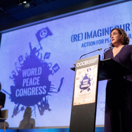  La alcaldesa de Barcelona, Ada Colau, durante la inauguración hoy viernes en Barcelona del "Congreso Mundial de la Paz", organizado por la International Peace Bureau (IPB).- EFE/Marta Pérez