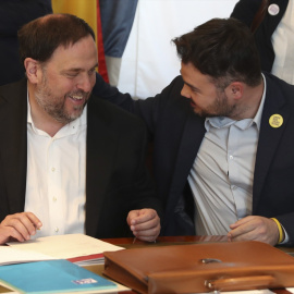  Oriol Junqueras (c), de ERC, conversa con Gabriel Rufián (d), en el Congreso de los Diputados, a donde ha llegado desde la cárcel de Soto del Real (Madrid) para tramitar su acta parlamentaria, previo al pleno de constitución de las Cortes.
