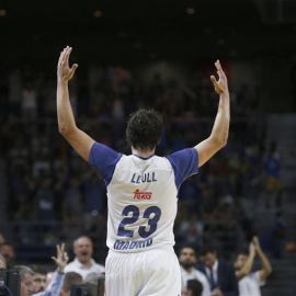 El base del Real Madrid, Sergio Llull, durante el encuentro incluido en la gira 2016 de los NBA Global Games, que han disputado esta noche frente a los Oklahoma City Thunders en el BarclayCard Center de Madrid. EFE/Kiko Huesca.