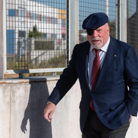 El excomisario José Villarejo a su llegada a la Audiencia Nacional en San Fernando de Henares este lunes cuando se reanuda el juicio contra él tras sufrir un accidente cerebro vascular. EFE/ Fernando Villar