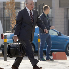 El expresidente de Caja Madrid Rodrigo Rato, a su llegada esta mañana a la Audiencia Nacional en San Fernando de Henares donde continúa el juicio de las "tarjetas black" de Caja Madrid, en el que Rato declara hoy. EFE/Chema Moya