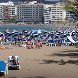 La playa de Las Canteras, ubicada en la ciudad de Las Palmas de Gran Canaria. EFE/Elvira Urquijo A./Archivo