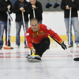 Antonio de Mollinedo, durante un partido de curling.
