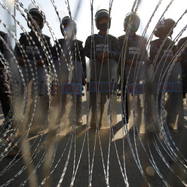 Policías antidisturbios de Nepal hacen guardia ante una barricada durante una huelga general en Katmandú. /NAVESH CHITRAKAR