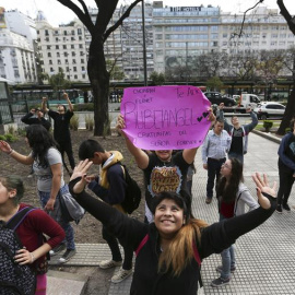 Jóvenes argentinos congregados en un céntrico hotel de Buenos Aires (Argentina), para saludar a los "youtubers" que participarán en el "Club Media Fest". Jóvenes, creativos, cómicos... Todos ellos pertenecen a una nueva generación de artist