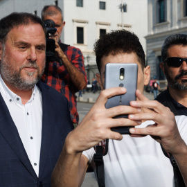  Un hombre se echa una foto con el líder de ERC, Oriol Junqueras, a su llegada al Congreso de los Diputados para presenciar la sesión plenaria en la se aprueba el uso de las lenguas cooficiales, una sesión plenaria, en el Congreso de los Di