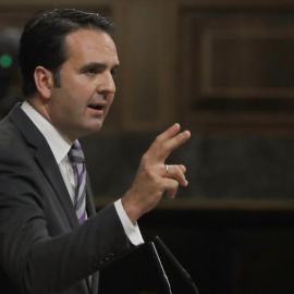 El diputado de UPN Iñigo Alli, durante su intervención en la sesión de la tarde de la segunda jornada del debate de investidura del candidato del PP, Mariano Rajoy, hoy en el Congreso. EFE/Ballesteros