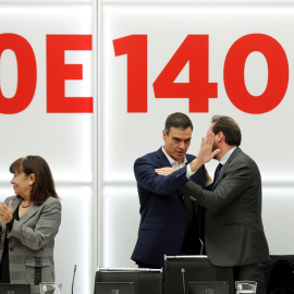 El secretario general del PSOE, Pedro Sánchez, conversa con el portavoz de la Comisión, Óscar Puente (d), al inicio de la reunión de la Comisión Ejecutiva Federal celebrada este lunes en la sede de Ferraz. EFE/Emilio Naranjo