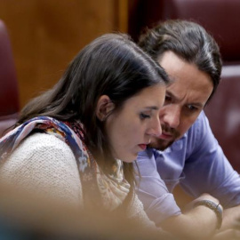 El líder de Podemos, Pablo Iglesias y la portavoz en el Congreso de la formación, Irene Montero, momentos antes del debate de las enmiendas parciales al proyecto de Ley de Presupuestos Generales del Estado de 2018, que tiene lugar esta tard