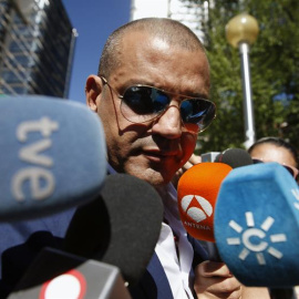 El empresario promotor y principal acusado por la tragedia del Madrid Arena, Miguel Ángel Flores, atiende a los medios de comunicación en la Audiencia Provincial de Madrid, donde hoy se le ha condenado a cuatro años de prisión por la muerte