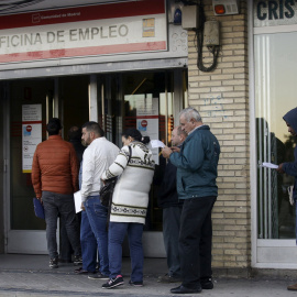Una cola en una oficina del Servicio Público de Empleo de la Comunidad de Madrid. REUTERS