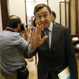 El portavoz parlamentario del PP, Rafael Hernando, momentos antes de la reunión hoy de la Junta de Portavoces del Congreso. EFE/Paco Campos