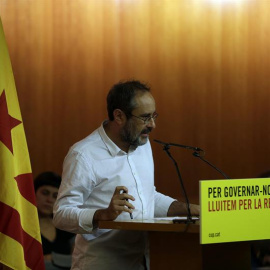 El cabeza de lista y diputado electo Antonio Baños, durante su intervención en la conferencia de la CUP. / EFE