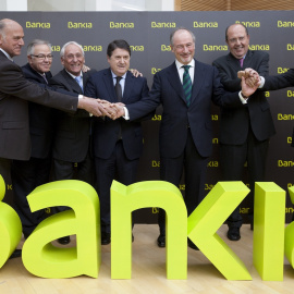 Rodrigo Rato con los otros responsables de las cajas de ahorro que se integraron en BFA-Bankia. E.P.